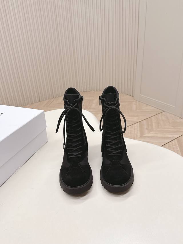 出 Celine 思琳2025秋冬新款玛格丽特凯旋门复古 火爆款帅气中性风马丁靴 无敌显瘦 经典皮带扣 小厚底上脚增高又显瘦 超舒适感 休闲时尚于一体的靴，四季