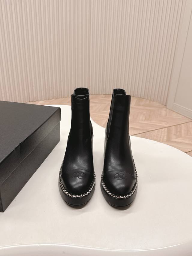 出 Chanel香奈儿25Ss 新款秋冬高跟马丁靴短靴 楦型百搭瘦脚Yyds.造型立体饱满，上脚舒适 气场十足，橡筋一脚蹬 易穿搭 经典链条五金 高级优雅 鞋面