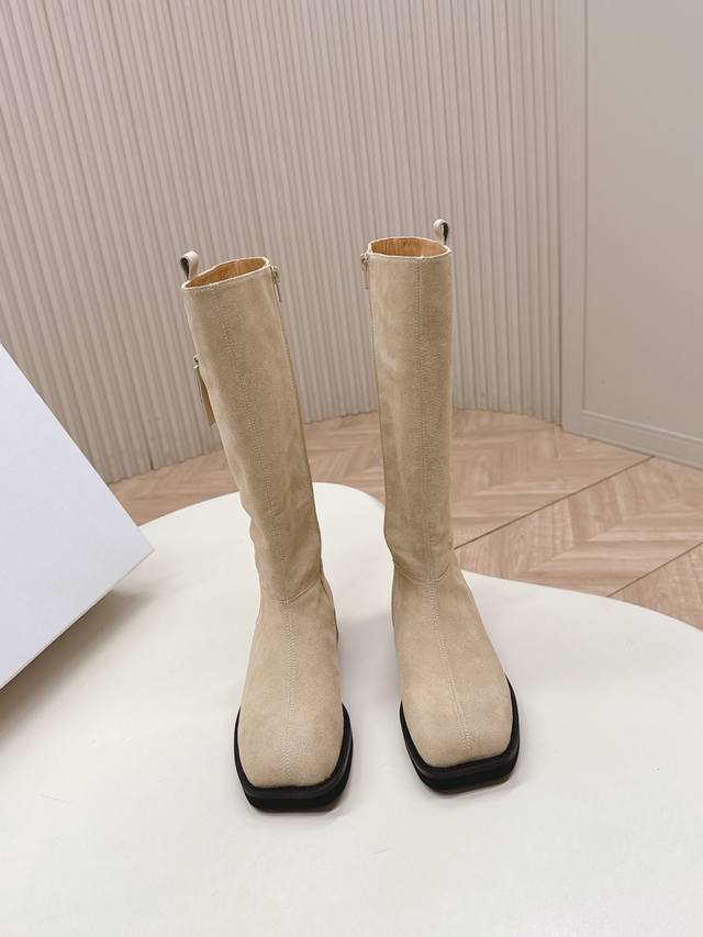牛猄面出 Mm6 25冬最新款高筒靴 超好看，整体设计和做工用料，不仅让它的质感超级棒，而且穿着舒适度也是一流的，经典斜方头搭配细高跟，气质性感 上脚非常修饰腿