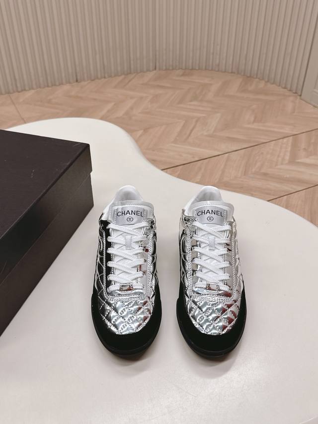 出 Chanel 香奈儿25N系列 银色镜面防爆牛皮德训鞋 菱格纹小羊皮运动鞋棒球鞋 Coco女孩必入 款式百搭不出p错 超级舒服 银色镜面皮 时尚感极强 经典