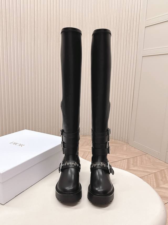出 超长过膝款 最高版本 Dior迪奥25秋冬封神战靴马丁靴 弹力过膝超酷飒有范儿 匠心搭配多层条皮带扣 彰显潮流前卫风格 帅气有型 焕发运动时尚型格 面料:原