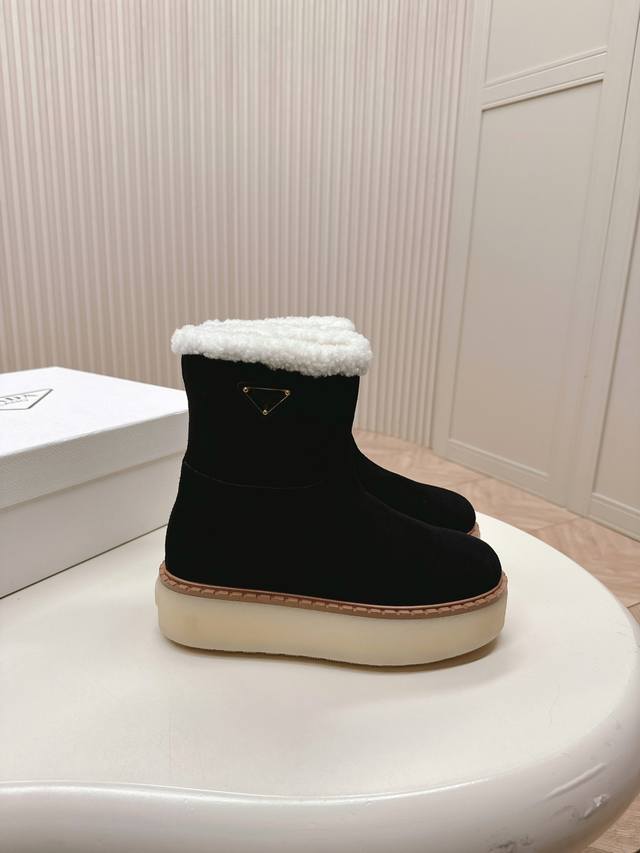 出 市面最高版本 prada 普拉达24秋冬新款△三角标羊毛鞋，厚底靴 雪地靴 双色擦色牛绒真羊羔毛 真皮沿条 双色Tpu大底 材质细节可对比原版，市面普通版本