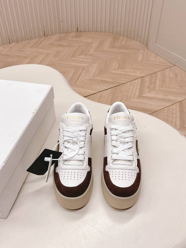 出 最高版 新色系 prada普拉达 25新款 厚底 休闲运动鞋 这款运动鞋延续经久不衰的轮廓，是新款经典单品。采用皮革精心制作， 提升格调。款式轻盈，搭配三角