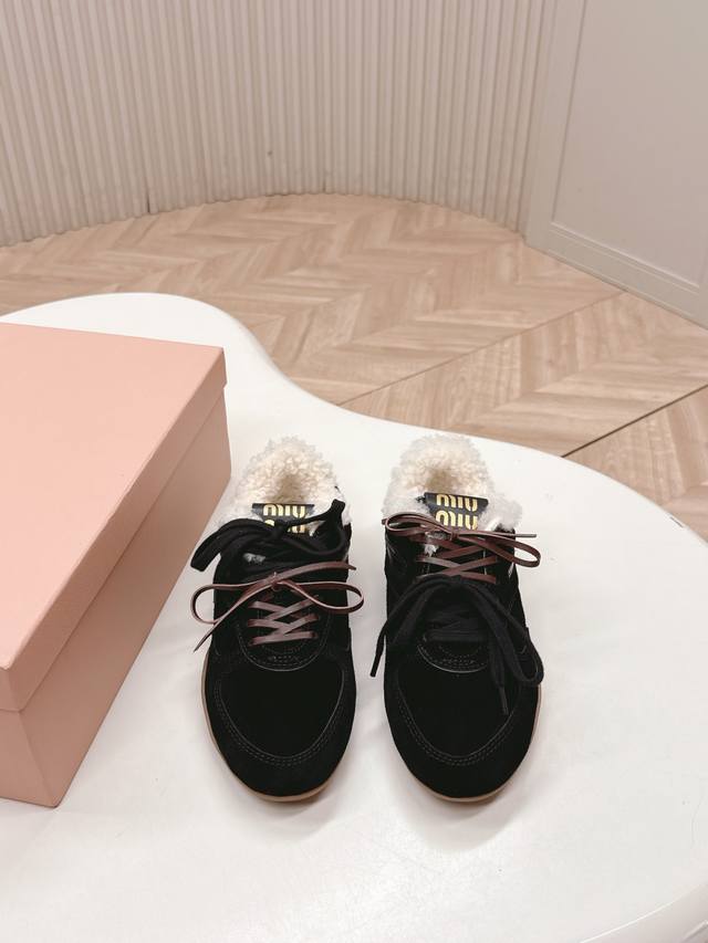 出羊毛里 Miumiu缪缪最新款美式复古风老休闲德训鞋 ~ 颜值担当火爆款运动鞋 不得不入的一款～做旧时尚，简约高级 随意搭配上脚非常舒适，年度必入款 最新走秀