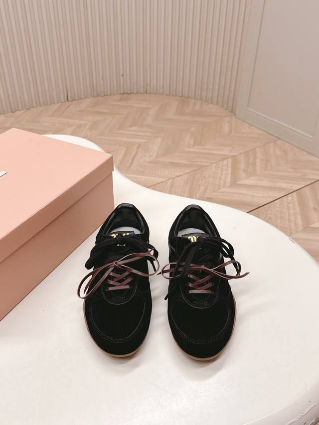 出皮里 羊毛里 Miumiu缪缪最新款美式复古风老休闲德训鞋 ~ 颜值担当火爆款运动鞋 不得不入的一款～做旧时尚，简约高级 随意搭配上脚非常舒适，年度必入款 最
