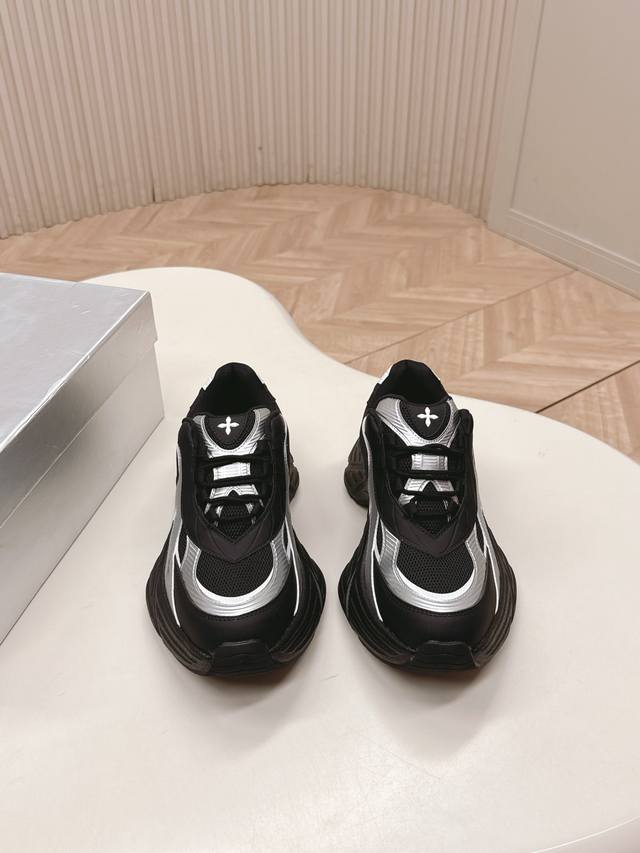 出 Smfk Ss2025 New Arrival～新款火爆孤款 复古休闲运动鞋老爹鞋 这款专业慢跑鞋，鞋身以多种轻便柔软， 材料拼接制作，网眼面料设计更加轻盈