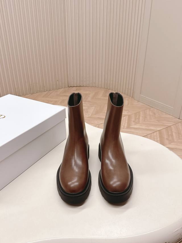 出 The Row 2025秋冬靴新款马丁靴短靴 经典简约帅气百搭～鞋形超好，好穿到飞起！轻盈不笨重！增高 轻松拥有大长腿！显腿瘦绝绝子~大香了～拉链设计 方便