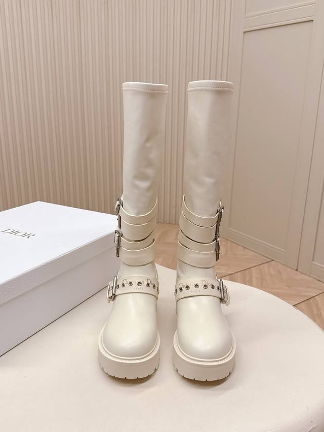 高款出 最高版本 Dior迪奥25秋冬封神战靴马丁靴 超酷飒有范儿 匠心搭配多层条皮带扣 彰显潮流前卫风格 帅气有型 焕发运动时尚型格 面料:原版定制牛皮 内里