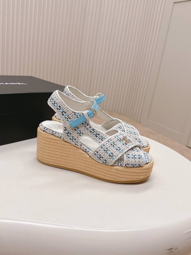 出 Chanel 香奈儿 2025新款凉鞋拖鞋系列 经典系列 每个款式都很赞 菱格松糕底凉鞋拖鞋 优雅高贵 舒适百搭 鞋面：羊皮 垫脚：羊皮 鞋底：橡胶大底 码