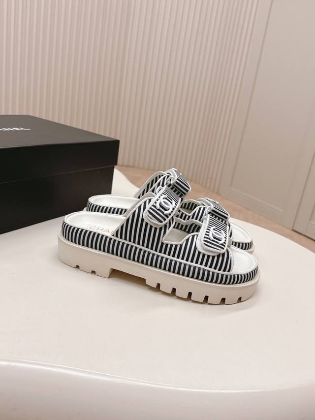 出拖鞋 凉鞋 2025新色系！ Chanel 香奈儿 2025新款凉鞋拖鞋系列 经典系列 每个款式都很赞 菱格松糕底沙滩凉鞋 拖鞋 优雅高贵 舒适百搭 鞋面：羊