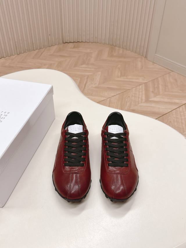 出 Maison Margiela 马吉拉2025秋冬系列情侣款阿甘鞋德训鞋 新款Sprinters运动鞋轮廓采用做旧植柔牛皮制成，灵感来源于复古跑鞋。通过做旧
