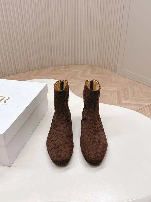 出 The Row 2025秋冬新款编织皮面平底短靴 复古时尚特别 与众不同的感觉 手工编织鞋面水染牛皮内里 大底：注塑真皮大底 码数：35-39 40.41