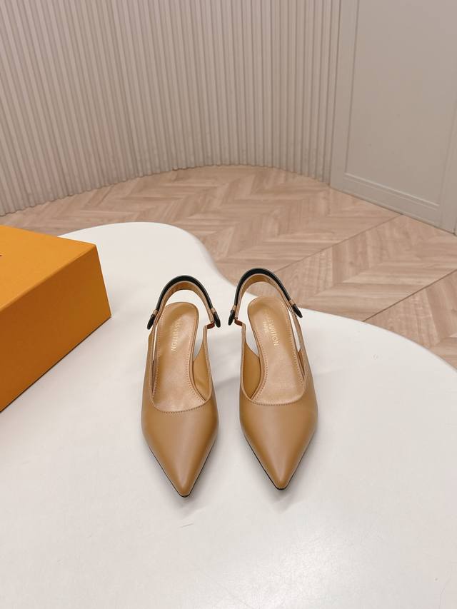 出 Lv驴牌 26 新春款高跟尖头凉鞋楦型百搭瘦脚Yyds.造型立体饱满，帅气十足 上脚舒适 非常复古风、气场十足，原版老花设计风格非常经典 细节完美 酷炫 潮