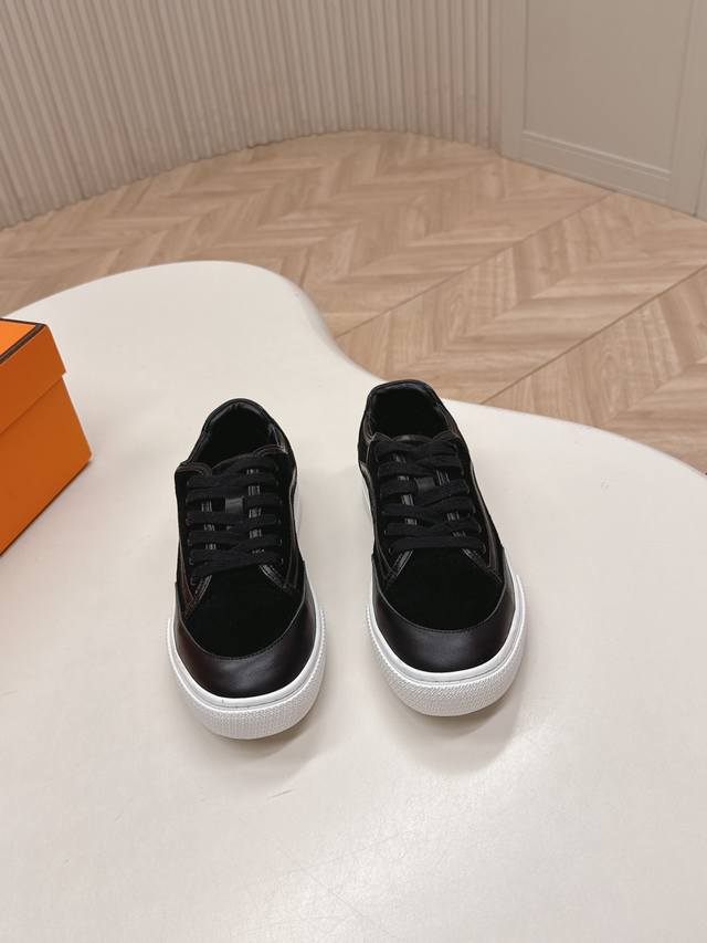 出 Hermes 爱马仕2025 新系列休闲运动鞋 H系列 工艺极致，同步专柜上新.鞋子的每一个细节都特别用心，相当惹眼，雅致的拼接元素，凸显不俗的气质！ 经典