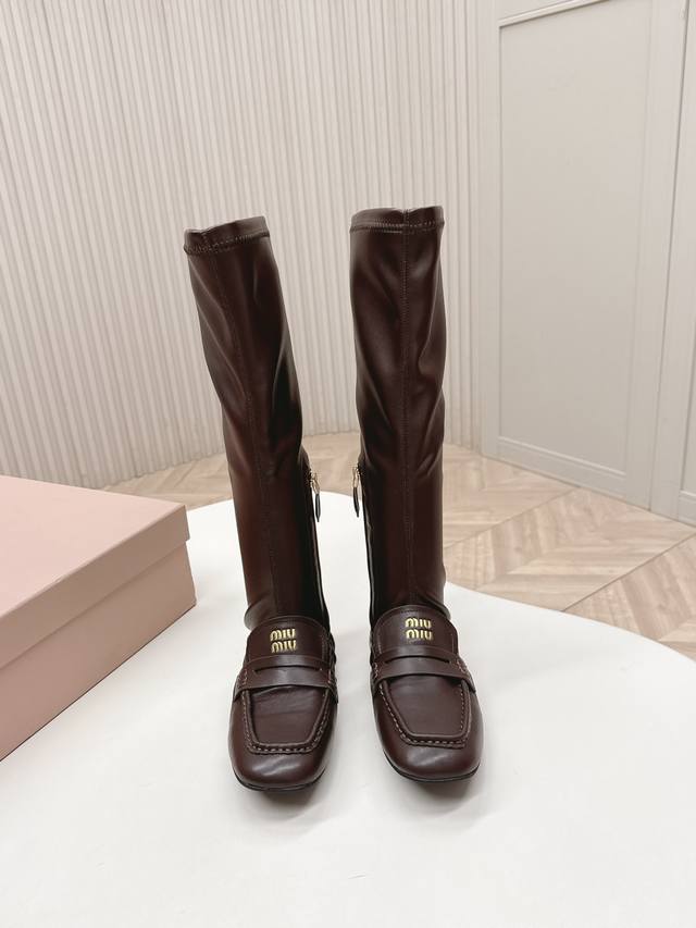 出 Miumiu 25新款高筒乐福拼接弹力靴皮靴 巨显瘦 大胆的拼接款式设计，未来感与经典碰撞 重构随性华美 充满活力、艺术、新鲜感风格随性的华美，这款鞋子上脚