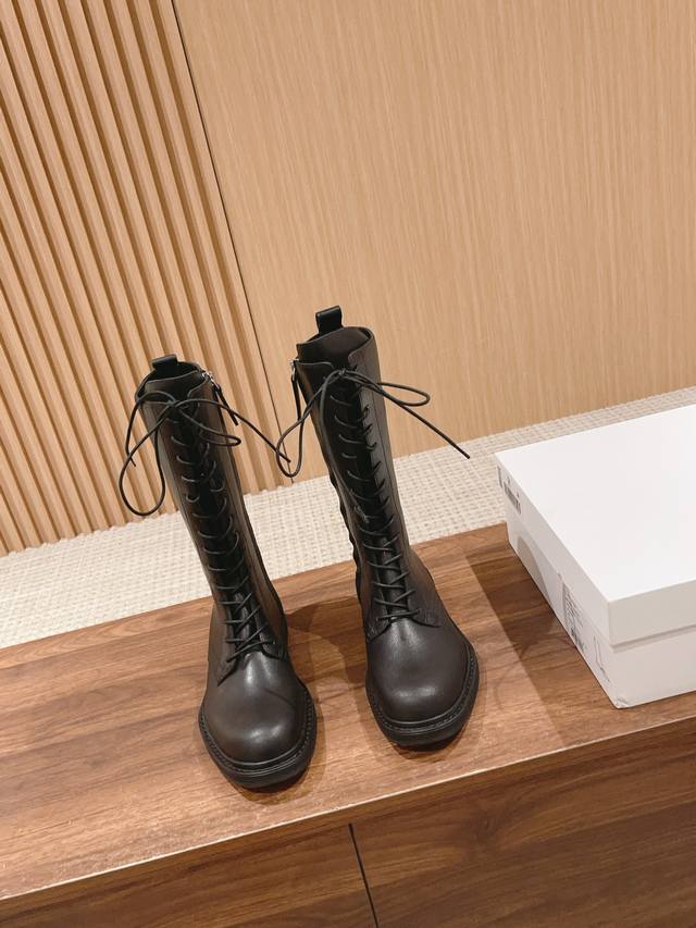 莞产 The Row又出高级货了！百搭时尚款系带骑士中筒靴 鞋带、皮革和鞋底的单色设计，干练利落又不缺乏洒脱魅力，简约，跟不会很高，没有多余的装饰，一看就很百搭