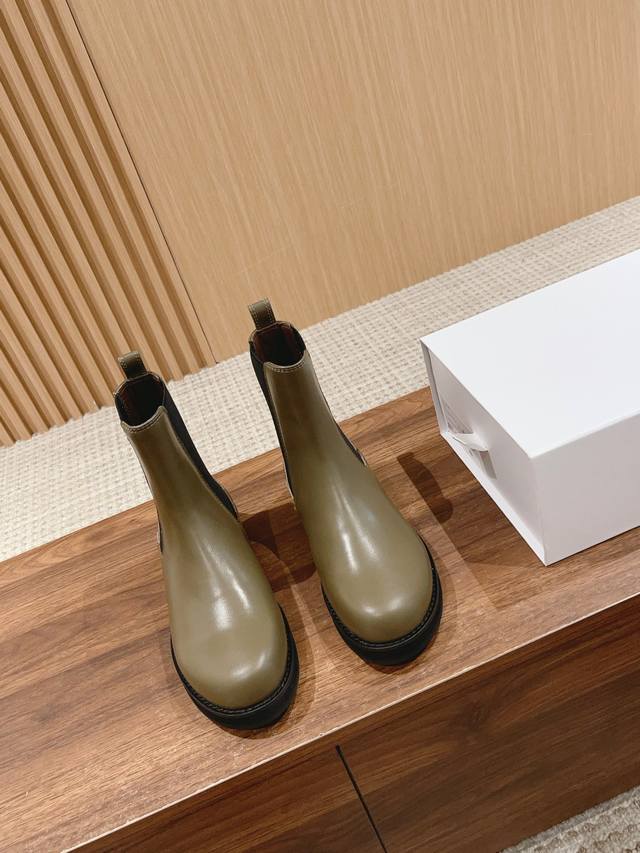 莞产 #渠道正单 官网同步，顶级好货，秋冬新款，时尚切尔西短靴 面料定制意大利进口小牛皮，皮纹清晰柔软，内里垫脚进口全粒面混种羊皮，柔软细腻，脚感超级舒适，进口