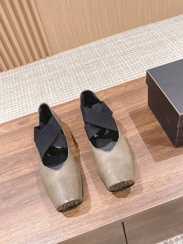 莞产 .跟#Uma Wang 暗黑系芭蕾舞鞋 同名品牌 Uma Wang是首个进入米兰时装周官方日程的中国设计师品牌。而今天, Uma Wang已经几乎成为了海