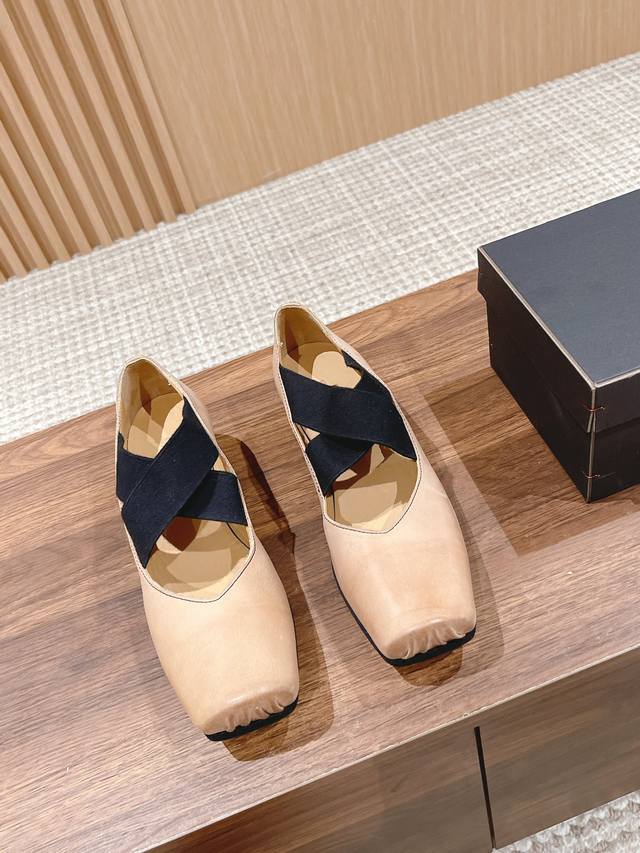 莞产 .跟#Uma Wang 暗黑系芭蕾舞鞋 同名品牌 Uma Wang是首个进入米兰时装周官方日程的中国设计师品牌。而今天, Uma Wang已经几乎成为了海