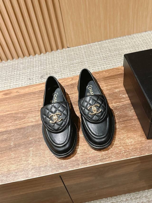 香奈儿中古菱格 经典复古羊皮乐福鞋 鞋面菱格设计～复古的鞋型～超有香奶奶家的调调～上脚舒服～通勤百搭～光脚穿或搭配中筒袜 配裙子 裤子 都是无敌美～满满高级感～