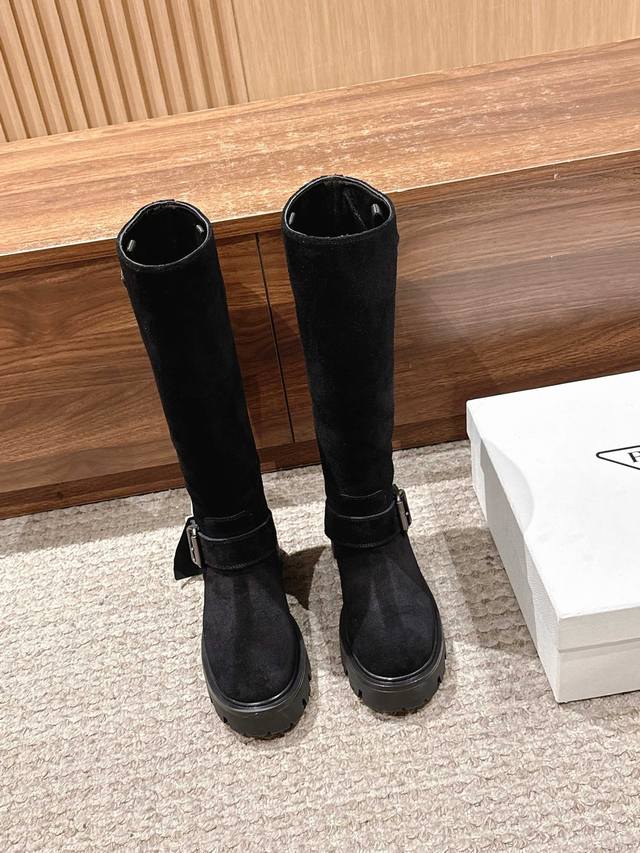 绒面 prada 普拉达经典三角标一脚蹬王炸长靴 冬天买不到的系列，绝对是今年的大爆款！！贼好看！prada靴子真的很哇塞！上脚大气显腿瘦气质这块刚好拿捏 鞋面