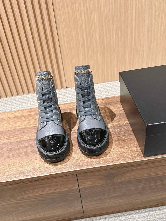 皮面 香奈儿厚底短靴 超显腿长，超级推荐 鞋舌Chanel金属字母，鞋头双C刺绣 鞋面定制原版一致 摔纹牛皮 内里定制进口混种小羊皮 请区别市场上便宜的羊皮喔