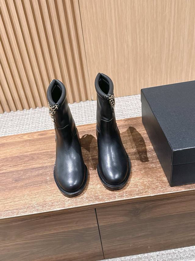 皮面 Chanel 香奈儿新款四叶草双C扣链条靴子绒面短靴 标志性的双C元素与幸运的四叶草巧妙结合，链条的装饰为靴子增添了一份随性与不羁！ 在行走间 链条轻轻晃