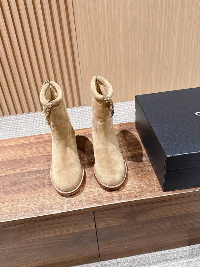 绒面 Chanel 香奈儿新款四叶草双C扣链条靴子绒面短靴 标志性的双C元素与幸运的四叶草巧妙结合，链条的装饰为靴子增添了一份随性与不羁！ 在行走间 链条轻轻晃