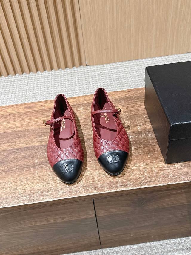 香奈儿新款菱格玛丽珍鞋 真的一眼爱上的程度 穿上想跳芭蕾的Chanel 小香C家超级有格调的一双平底单鞋单穿配个小袜子都非常出彩 本年度最美玛丽珍鞋搭配性感小单
