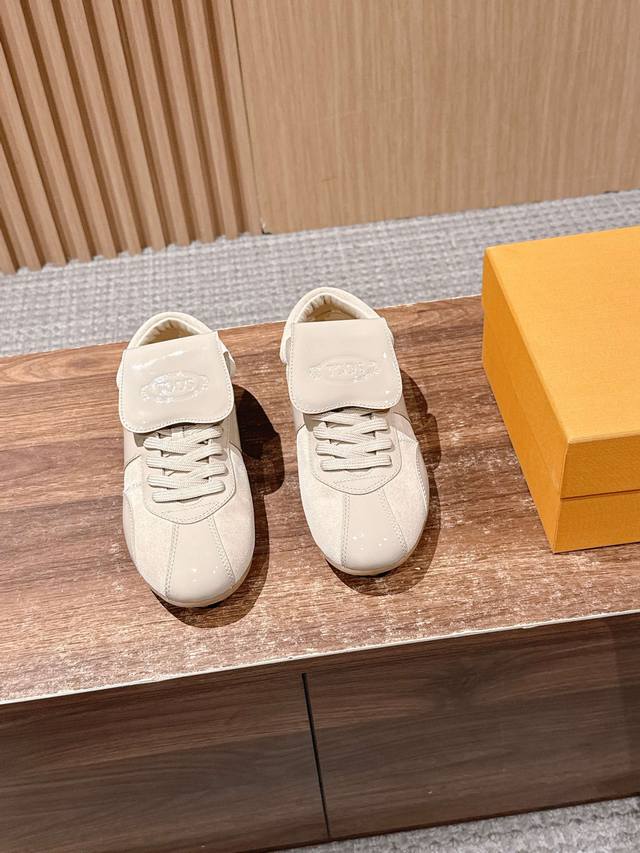 莞产 Tods T-Marathon 托德斯新款休闲鞋 25早秋新款Tod's T-Marathon 系列运动休闲鞋从室内足球运动汲取灵感，复古风鞋面以柔软的纳