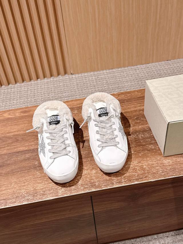 限女码 #脏脏鞋毛鞋 Ootd 可爱的真羊羔毛 这几天被Ggdb Ballstar系列羊毛小脏鞋种草了，赶紧来分享给你们 狠狠爱了，隐形增高拒绝被调侃的尴尬，众