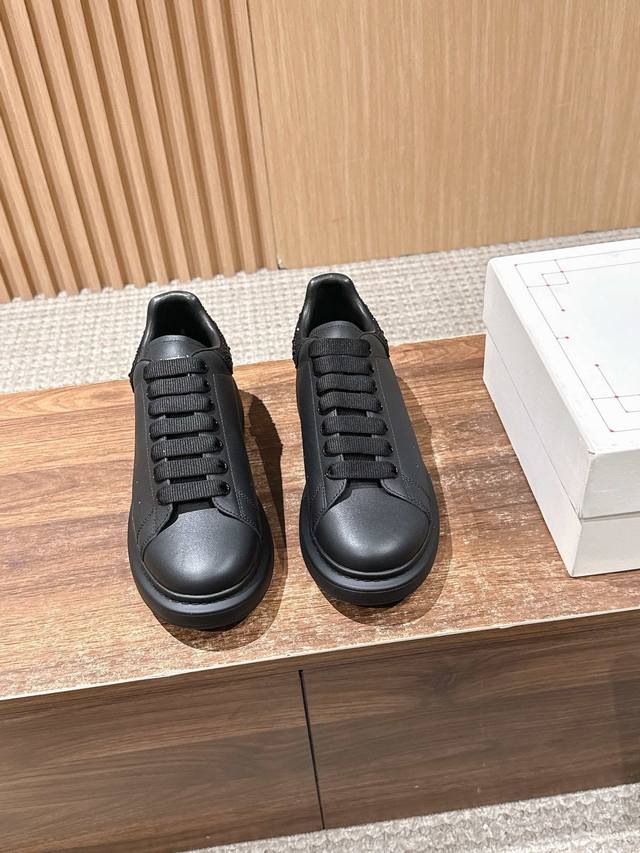 男+10 黑钻黑皮面 # 麦昆当之无愧算是小白鞋里的经典之王 市面上做的人也确实不在少数，版本也是参差不齐但真正离正品还是有一段距离！请看我们独家 1独家定制的