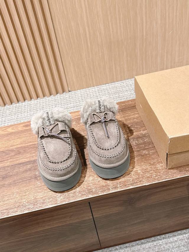 阿尔派系列羊皮毛一体拖鞋,舒适与经典的完美结合 全新上架的阿尔派系列羊皮毛一体拖鞋，以其卓越的设计和非凡的舒适感，成为居家和外出休闲的不二之选。 选用优质翻毛皮