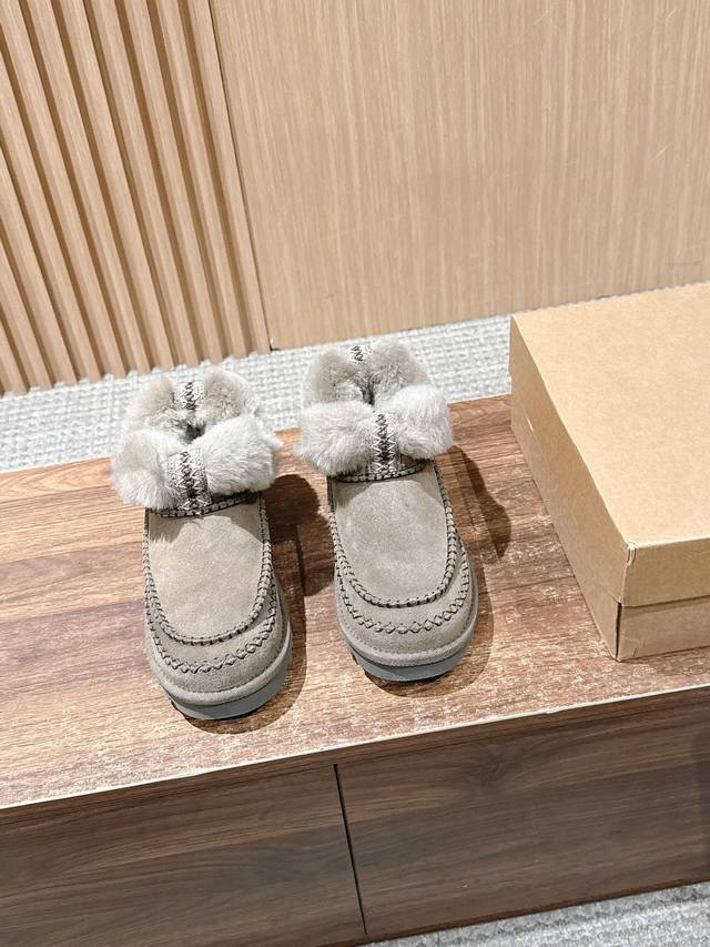 阿尔派系列羊皮毛一体短靴，舒适与经典的完美结合 全新上架的阿尔派系列羊皮毛一体拖鞋，以其卓越的设计和非凡的舒适感，成为居家和外出休闲的不二之选。 选用优质翻毛皮