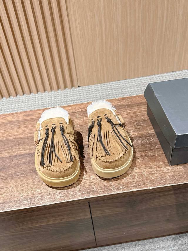 Ugg 油叽叽新款流苏羊毛半拖 厚底雪地靴剧透来了 忍不住要剧透一下，看到市场各种版本满天飞，独家定制对色开模的组合底马上就要出货了 这款Ugg厚底短款裸靴，正