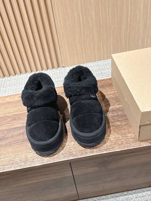 大人款 Ugg 油叽叽新款冬季爆品 顶版 毛毛虫雪地靴 厚实温暖的羊皮毛一体 零下的安全感都是它给的各种时尚混搭都可搭配 一起做“茸”系女孩吧 雪地靴的外侧是翻