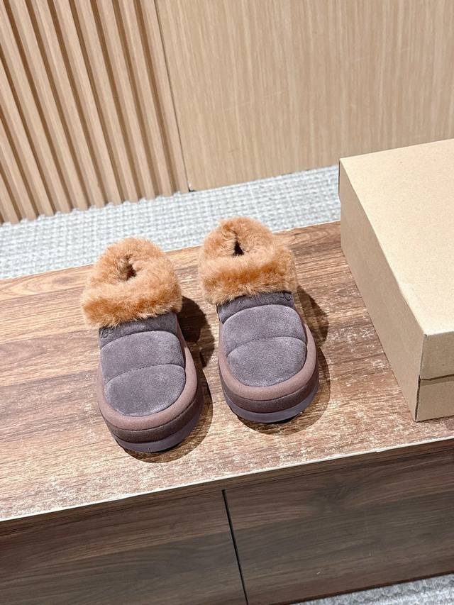 童鞋款 Ugg 油叽叽新款冬季爆品 顶版 毛毛虫雪地靴童鞋 厚实温暖的羊皮毛一体 零下的安全感都是它给的各种时尚混搭都可搭配 一起做“茸”系女孩吧 雪地靴的外侧