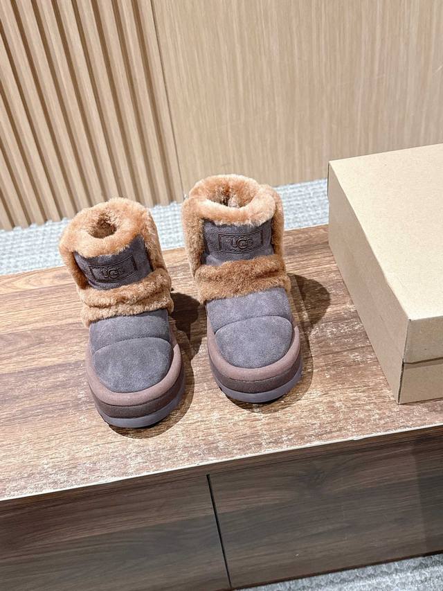 童鞋款 Ugg 油叽叽新款冬季爆品 毛毛虫雪地靴童鞋短款 厚实温暖的羊皮毛一体 零下的安全感都是它给的各种时尚混搭都可搭配 一起做“茸”系女孩吧 雪地靴的外侧是