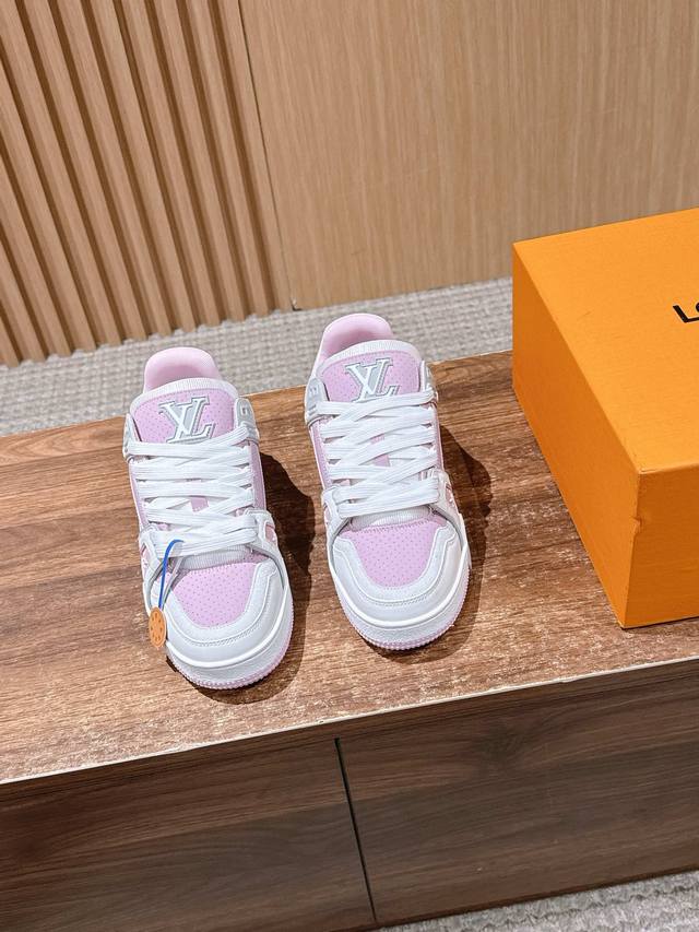 限女码 #路易威登休闲运动鞋 滑板鞋 经典回归每一个都不想错过！整个鞋身都有Lvmonogram小标识覆盖 Lv Trainer经典配色有很多，这一季的设计虽然