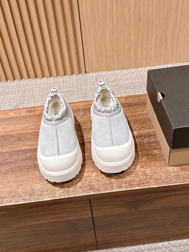 男+10 油叽叽纽姆防水系列男女同款穿上它和最爱的他 Ugg Tasman Weather Hybrid一秒蹬 男女同款经典Tasman鞋型之上加入大橘底 机能