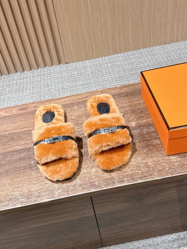 爱马仕Kelly扣新款羊毛拖鞋 比经典的H拖洋气哦第！一眼看有到种抵挡不住诱的惑，真好的爱好爱级超洋气清新时尚，是行出优选的品单！！设计简约流，畅打造时尚美柔造