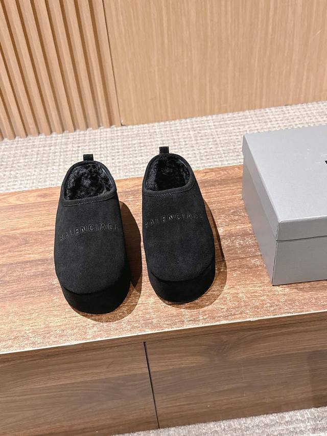 Balenciaga 巴黎世家新款厚底毛绒拖鞋 采用卡其色麂皮材质打造鞋面，质感细腻且富有复古气息；鞋内填充毛绒材质，兼具保暖性与舒适感。 拥有夸张的厚底设计，