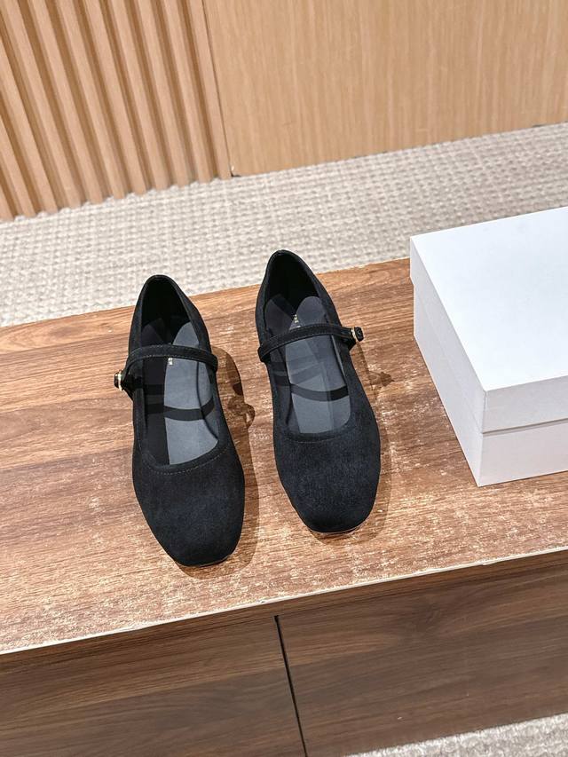 莞产 The Row新款复古浅口高跟款玛丽珍鞋一字带单鞋 本款玛丽珍鞋以小牛反绒皮制成，设有带按扣扣带，3.5粗跟平稳舒适。款式斯文淑女，优雅又不失活泼。 一字