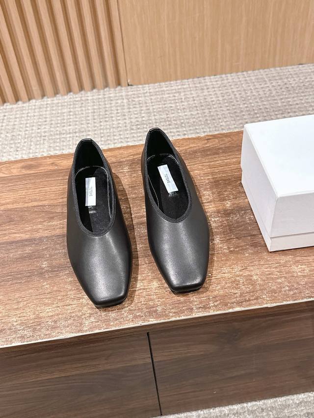 莞产 Toteme 25最新小方头麂皮平底鞋 原版1:1复刻，简约又透入着高级 素面的设计前卫又时髦 低调不失质感，小众又有品味 ；完美诠释了老钱风！ 鞋面：高