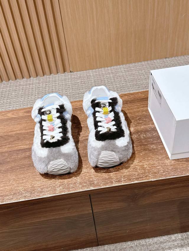 莞产 Loewe 罗意威歪头鞋、阿甘鞋，脚感无敌！年度暴走秀款内增高德训鞋 专柜最新款拼接羊羔毛，柔软舒适，极简风十分养眼 怎么搭配都很高级，脚后跟设计新颖，柔