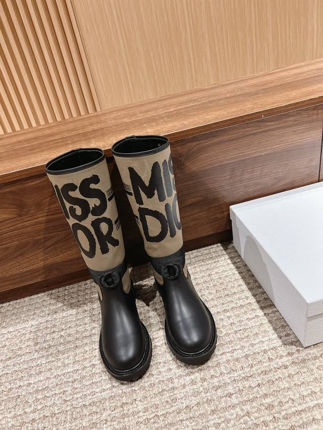 迪奥经典款骑士长靴 #新配色涂鸦直筒靴 高密度进口机器梭织！电绣工艺，并非市面飞织弹力布！织带和圆扣全部原版开模！高密度Tpu大底 材料与工艺： 主体：原版科技