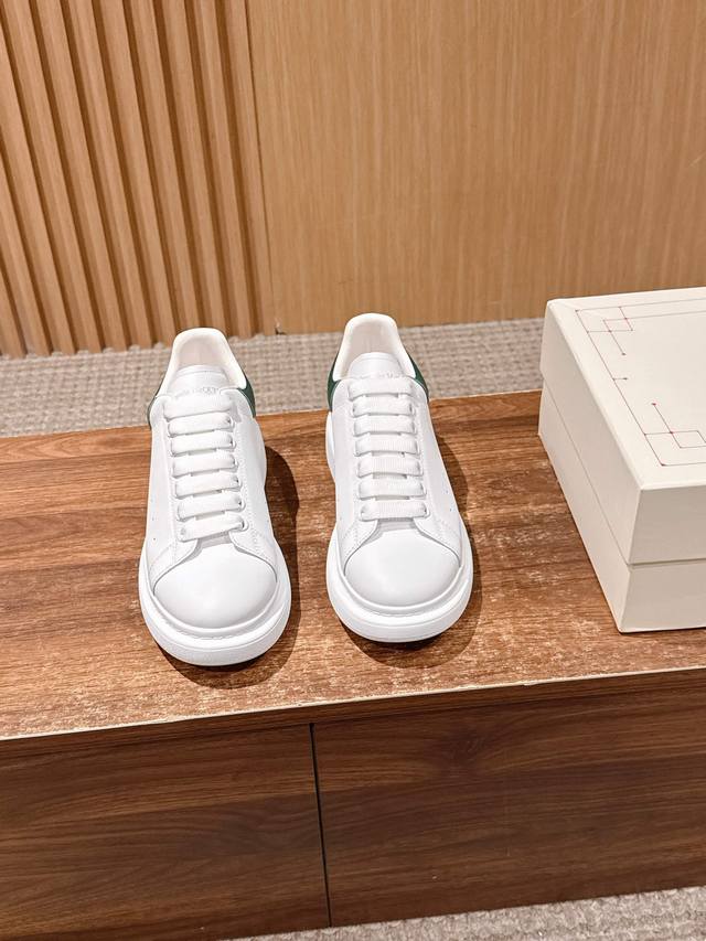 男+10 深绿皮尾 # 麦昆当之无愧算是小白鞋里的经典之王 市面上做的人也确实不在少数，版本也是参差不齐但真正离正品还是有一段距离！请看我们独家 1独家定制的最