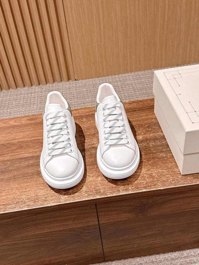 男+10 军绿绒尾 # 麦昆当之无愧算是小白鞋里的经典之王 市面上做的人也确实不在少数，版本也是参差不齐但真正离正品还是有一段距离！请看我们独家 1独家定制的最