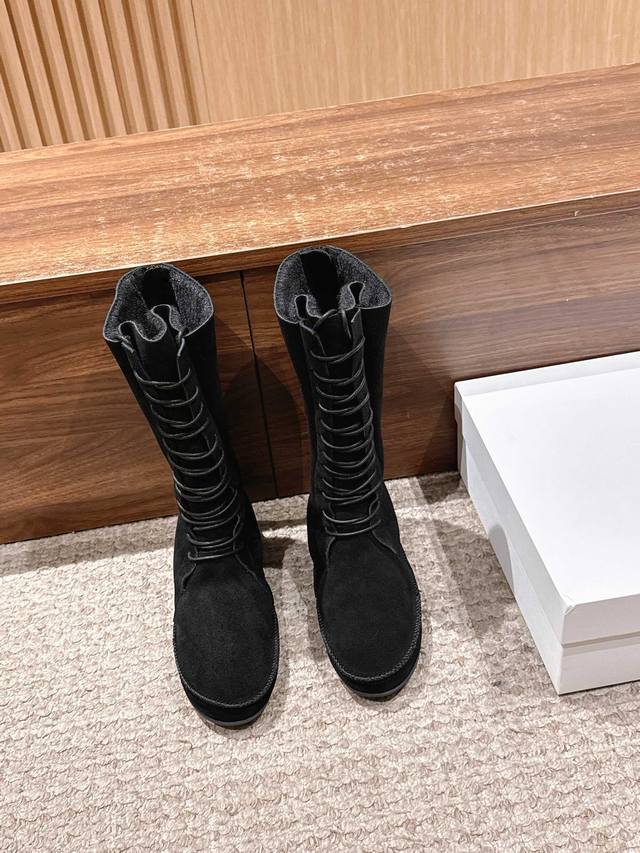 莞产 The Row 秋季新款绑带拉链老钱风雪地靴 采用皮毛一体鞋面，触感柔软舒适，内里羊毛 不仅保暖而且更加保护生命。鞋底采用橡胶材质，厚实防滑，为你的行走提