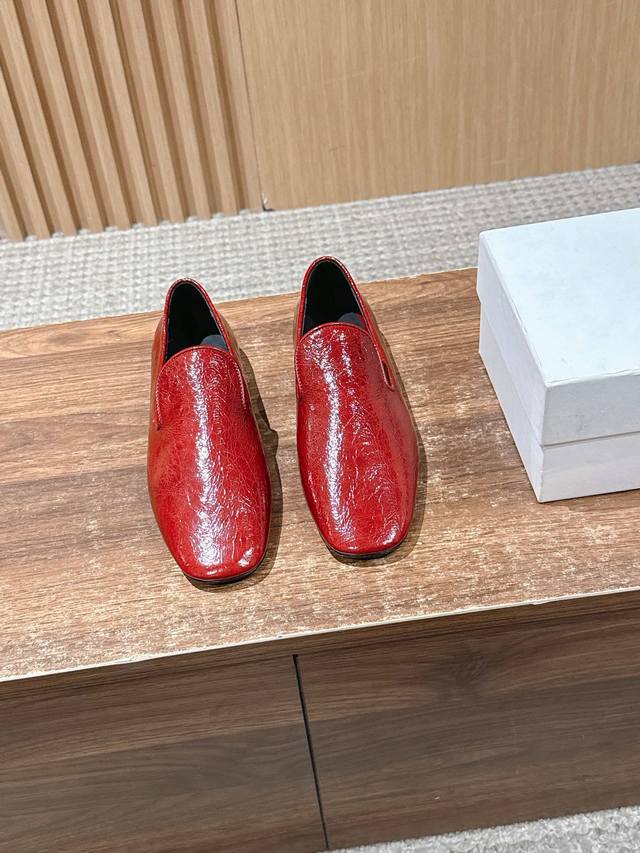 吉尔桑达新款乐福鞋 方头一脚蹬平底单鞋 典型的乐福鞋鞋型，属于一脚蹬，方便穿脱。鞋头为方头设计，这种鞋头风格复古又大气，能够修饰脚型，同时给脚趾提供相对宽松的空